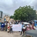 مواطنون بنيالا ينظمون وقفة احتجاجية أمام المحكمة رفضاً لقرار إزالة سوق التبلدية واستبداله بمدرسة خاصة